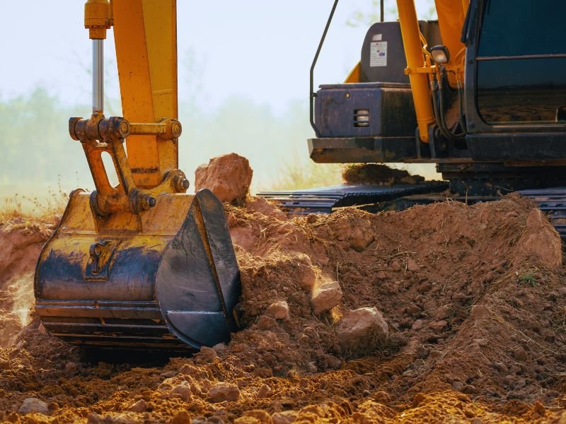 Excavación de un solar con maquinaria